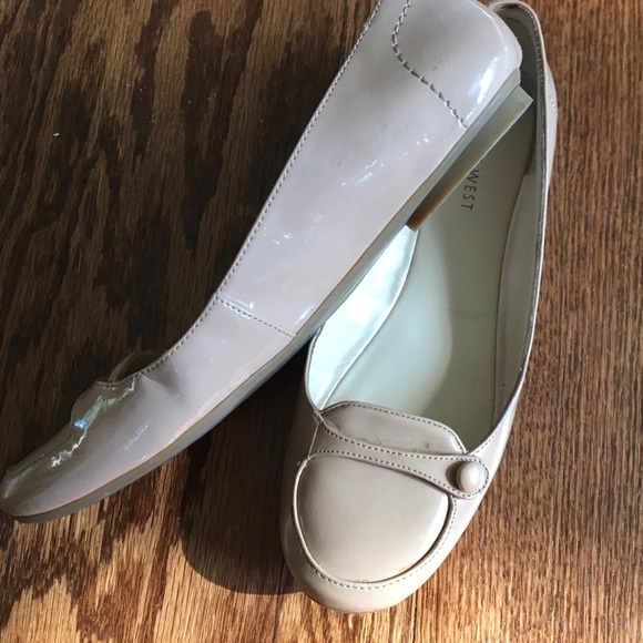 NINE WEST Tan Glossy Flats Size 8 - Picture 6 of 7